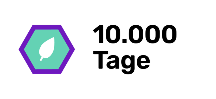 Logo mit der Aufschrift "10.000 Tage" und einem Sechseck, das ein weisses Blatt auf grünem Hintergrund zeigt, umrandet von einer violetten Linie.