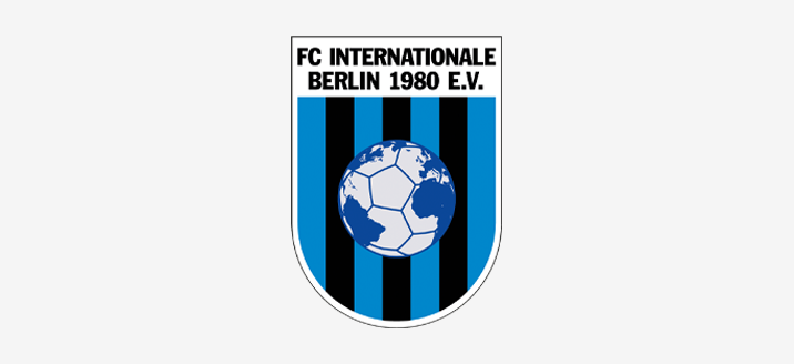 Das Vereinswappen des FC Internationale Berlin 1980 e.V. zeigt einen Fussball, der eine blaue Weltkarte trägt. Der Hintergrund ist abwechselnd in schwarzen und blauen Streifen gestaltet, oben steht in schwarzen Buchstaben der Schriftzug „FC Internationale Berlin 1980 e.V.“.