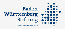 Im Logo der Baden-Württemberg Stiftung ist der Schriftzug „Baden-Württemberg Stiftung“ in Blau zu sehen, daneben eine stilisierte Landkarte, die aus unterschiedlich grossen blauen Punkten besteht. Darunter steht der Slogan „Wir stiften Zukunft“ in kleinerer Schrift.