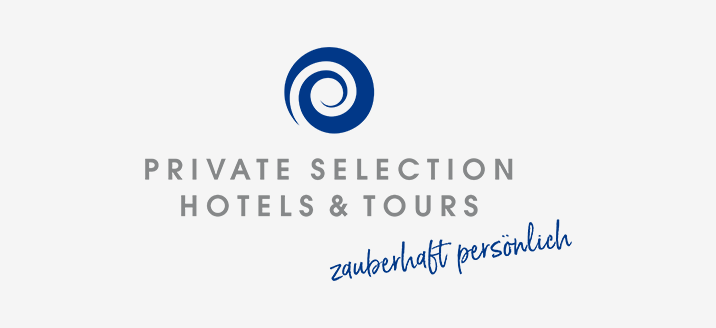 Logo der Marke Private Selection Hotels & Tours mit einer blauen Spirale, grauem Schriftzug und dem blauen Slogan 'zauberhaft persönlich' in handschriftlicher Schrift.