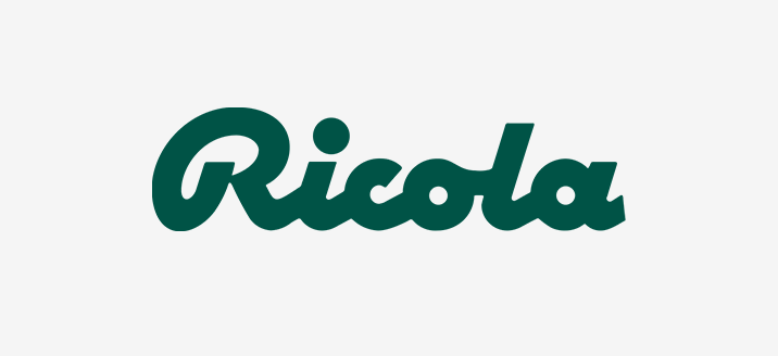 Dunkelgrünes Logo der Marke Ricola in weicher, handschriftähnlicher Typografie auf weißem Hintergrund.